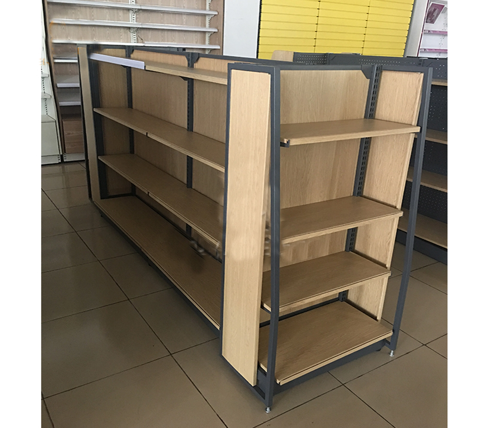 Estanteria gondola central espacios distribuidos con tubo de 1"