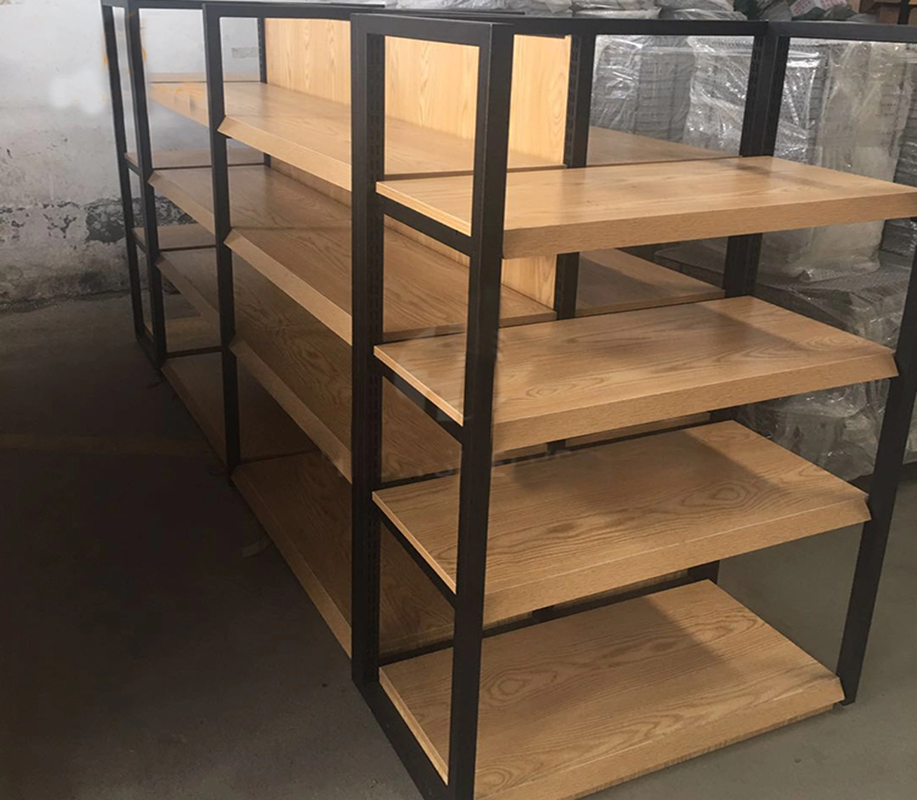 Estanteria gondola central espacios distribuidos con tubo de 1"